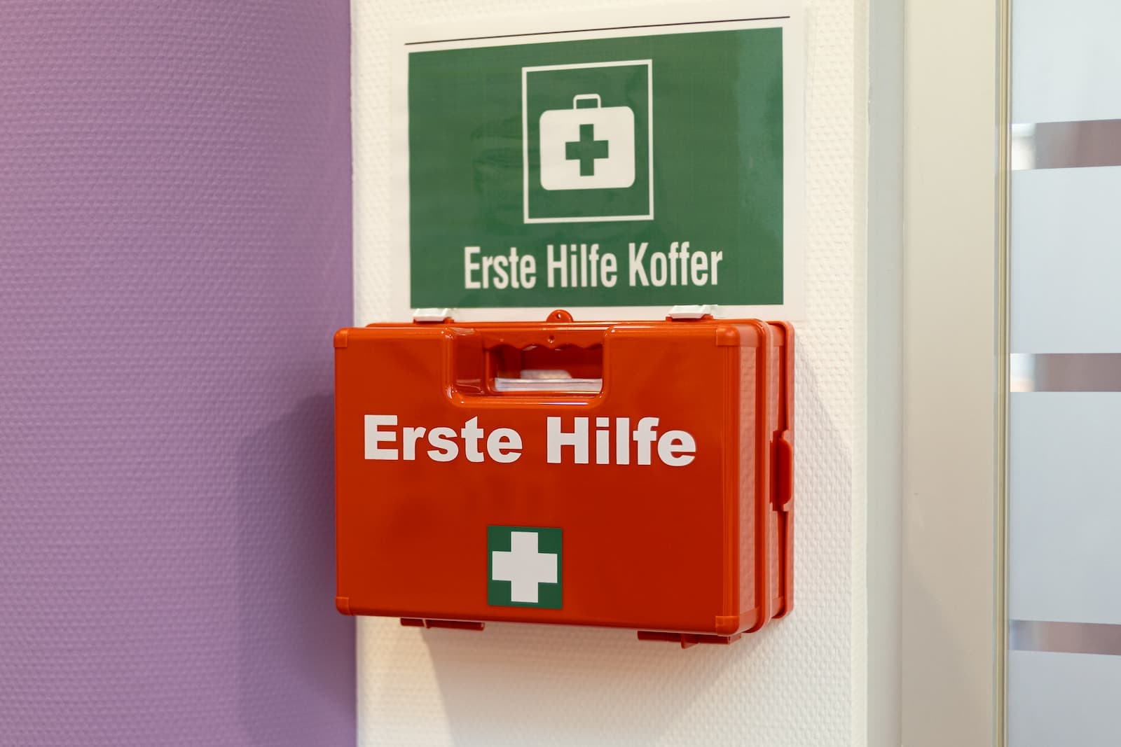 Erste-Hilfe-Koffer nach ÖNORM an der Wand eines Betriebs